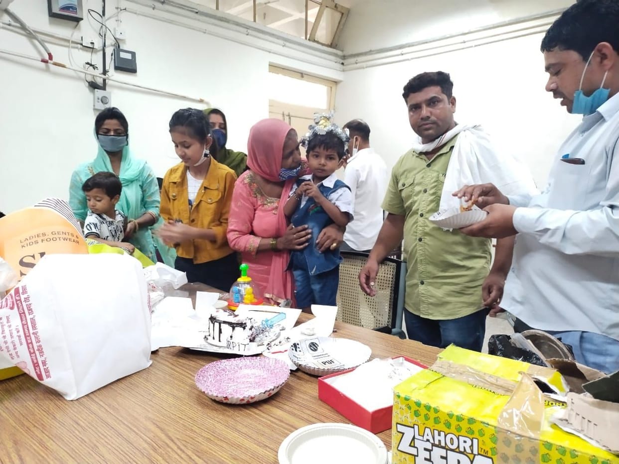 The couple's case was going on in the family court, the judge cut the cake and celebrated the child's birthday.