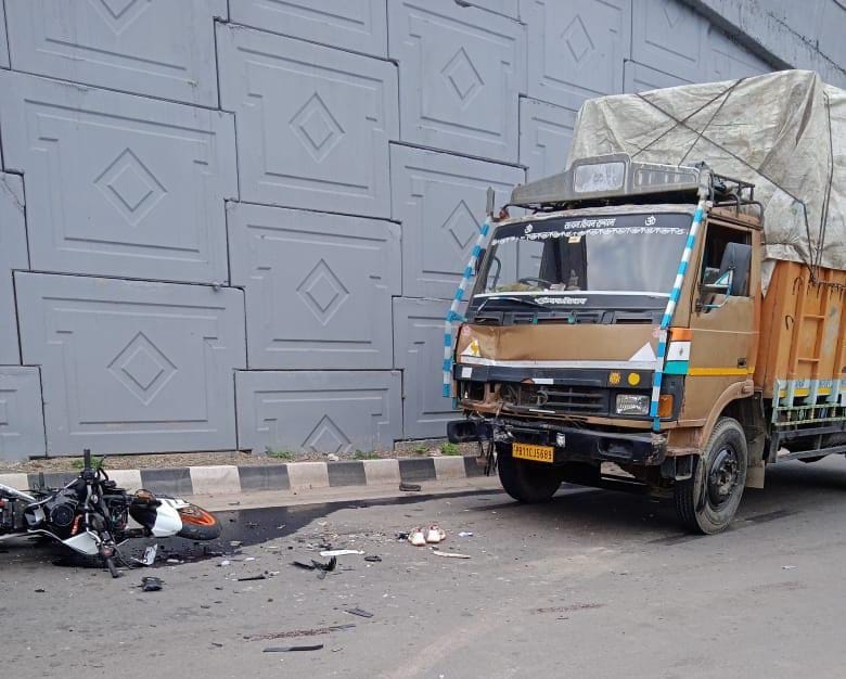 22 year old youth died in a Bike Truck accient near Kumarhatti