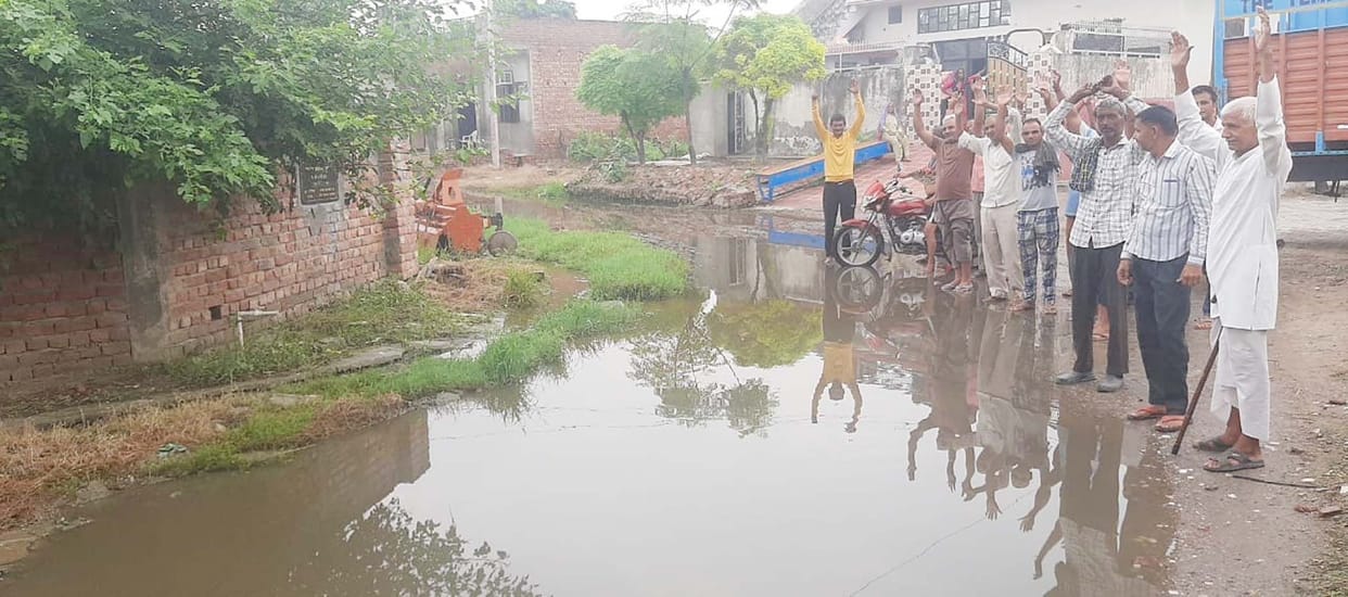 Dirty water flowing in the streets due to the closure of the drain