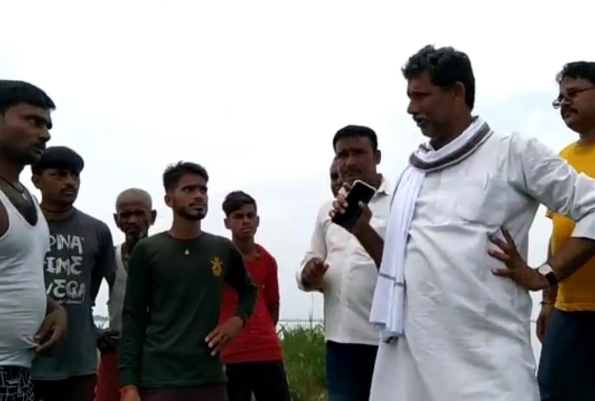 former MLA and SP leader Vijay Bahadur Yadav threatened to strangle Municipal Commissioner in Gorakhpur