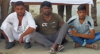 Three arrested for robbing a car by booking