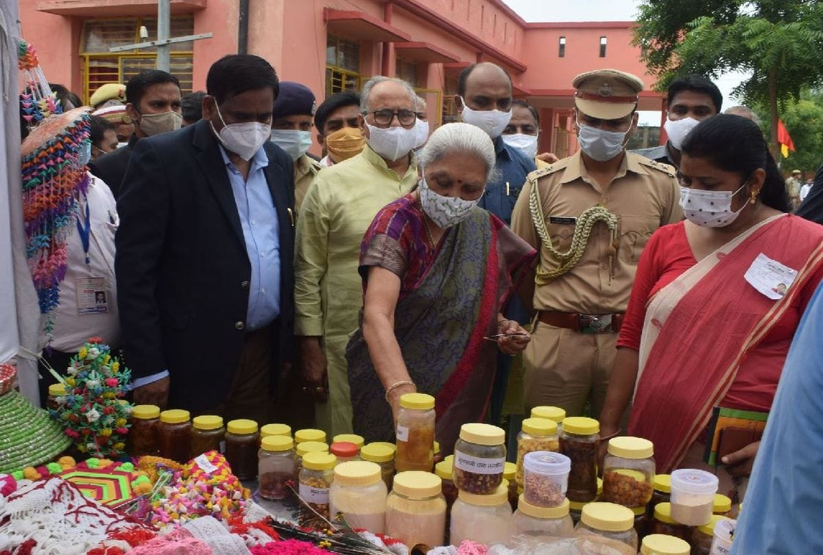 up governor anandiben patel visits to mainpuri