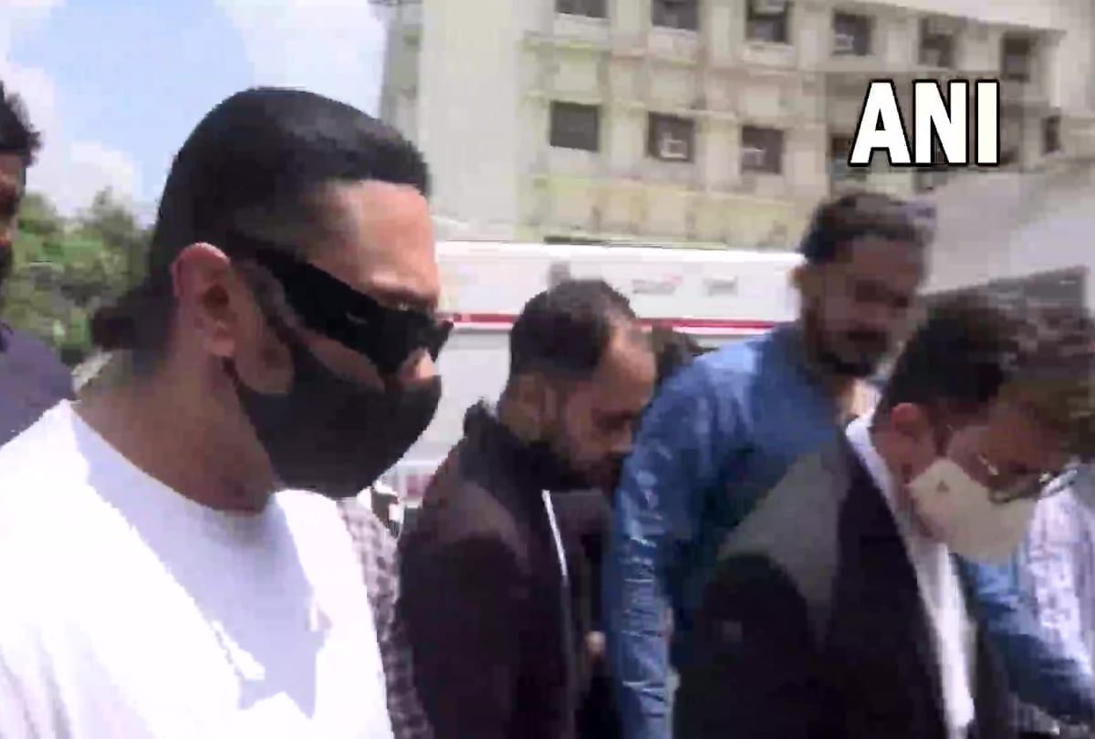 Bollywood singer & actor Yo Yo Honey Singh physically appeared before Delhi Tis Hazari court  know what happened in court