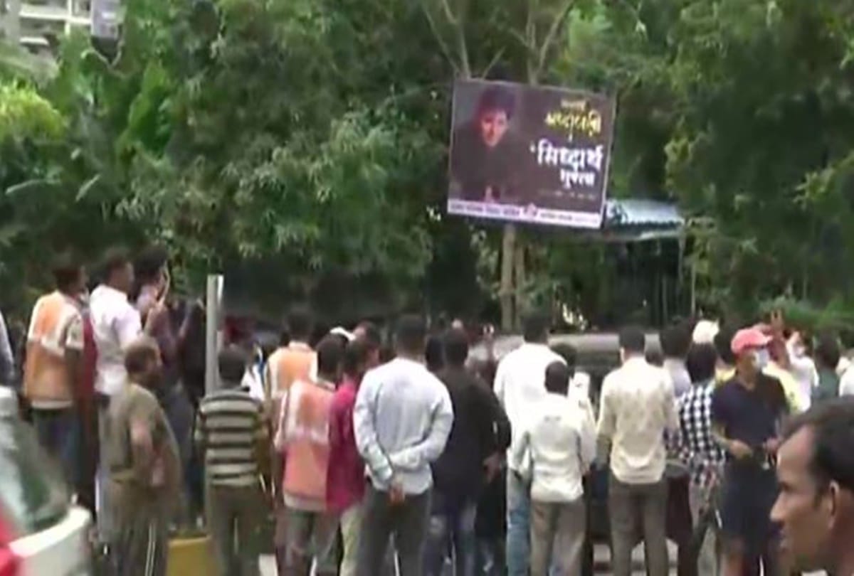 Sidharth Shukla funeral family friends and fans said final goodbye to the actor see photos