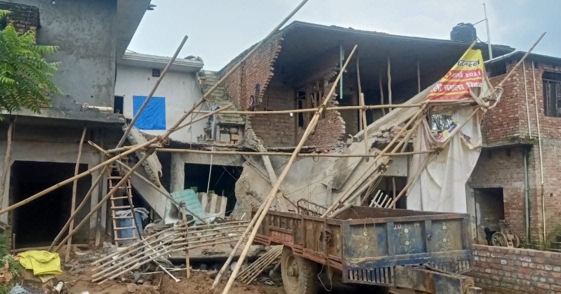Part of the house collapsed, couple injured