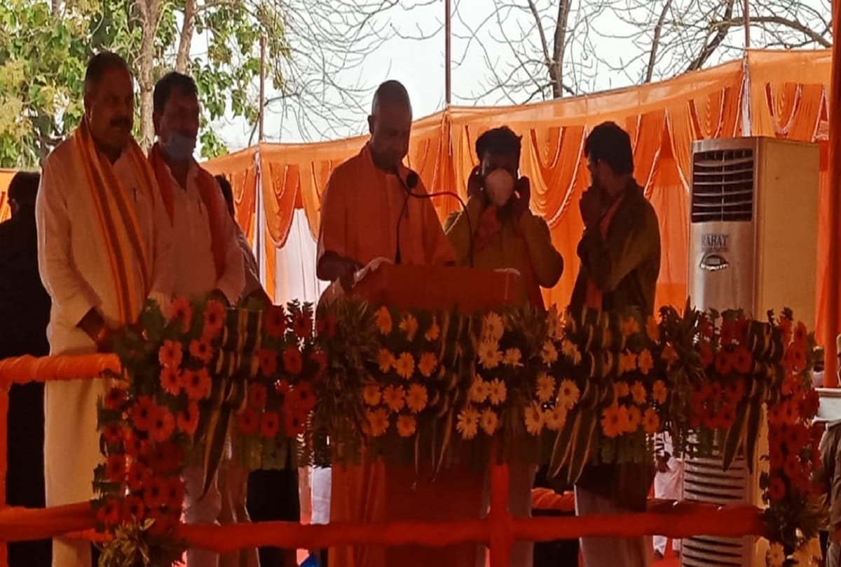 cm yogi adityanath visited flood affected areas in gonda said situation became serious due to water being released by nepal