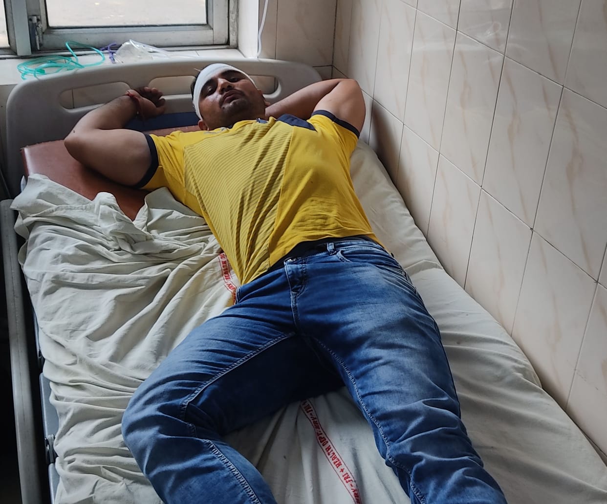 fight in women police station, through brick