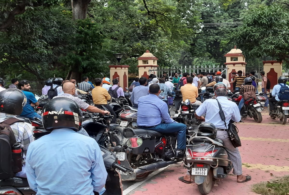 BHU Students protest against vacant hostel issue  employees stopped in central office