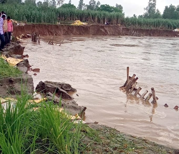 Boundary of primary school engulfed in Ganga