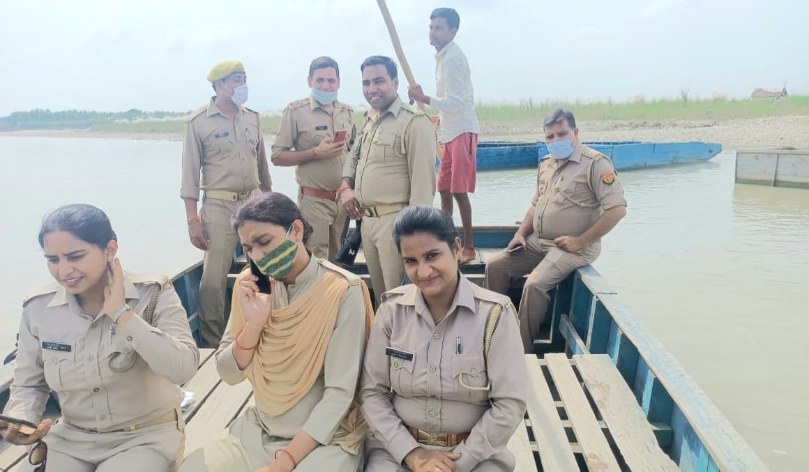 Policemen reached across Yamuna by boat for the success of Mission Shakti