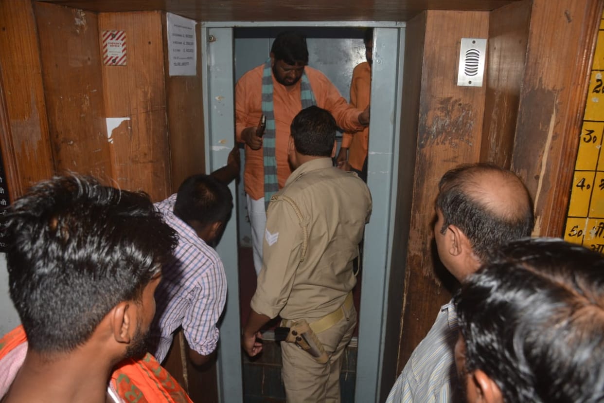 Lucknow: Union minister going to press conference got trapped in the lift, there was a stir