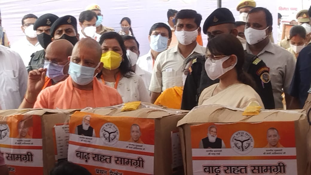 Bahraich: Chief Minister Yogi Adityanath listened to the problems of flood victims, shared grief and pain