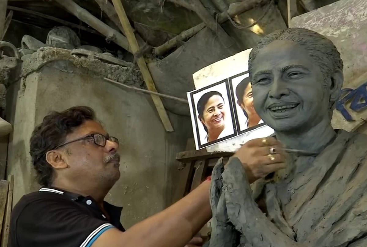 Mamatas idol to share space with Durga in Kolkata pandal