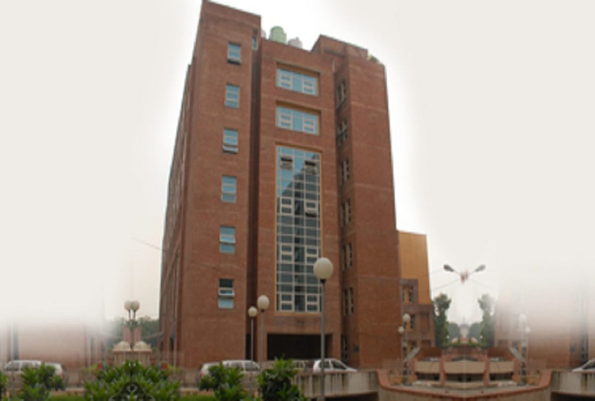 maulana Azad Medical College Doctor accused of removing skull during autopsy