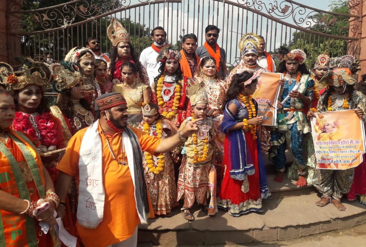 Police stopped people dressed in Krishna clothes from entering the Taj Mahal