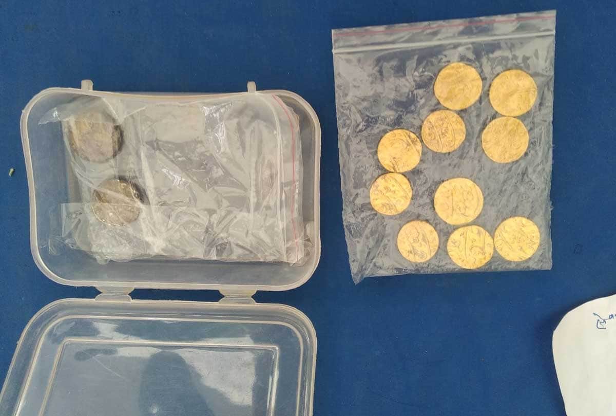 Treasure found in Auraiya! Gold coins came out while digging the field, date and procession written in Urdu
