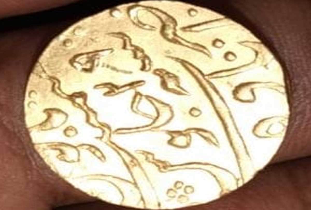 Treasure found in Auraiya! Gold coins came out while digging the field, date and procession written in Urdu
