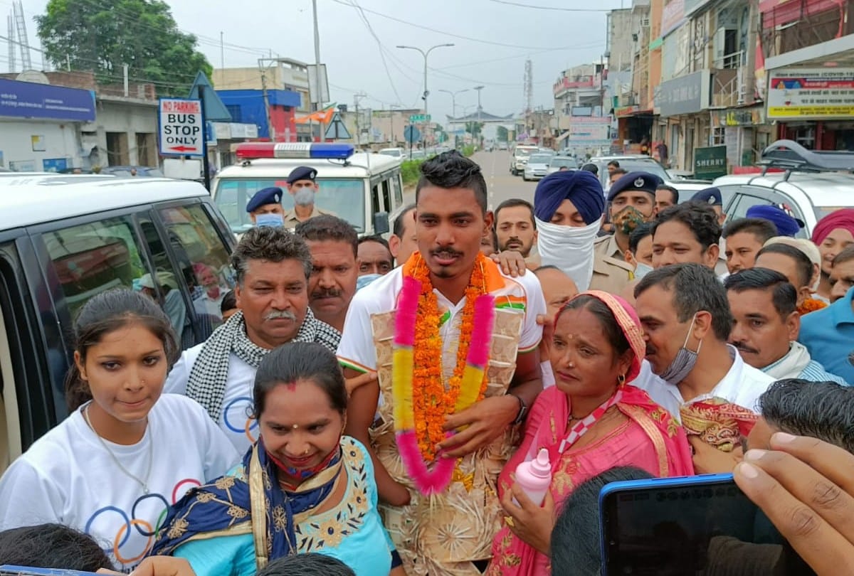tokyo paralympics silver medal winner Nishad kumar receives warm welcome in una amb himachal pradesh
