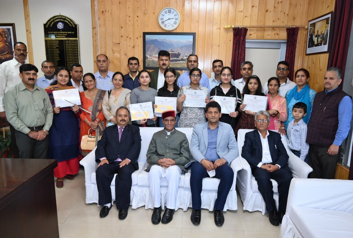 hp state cooperative bank gave 30-30 thousand rupees to 10th and
