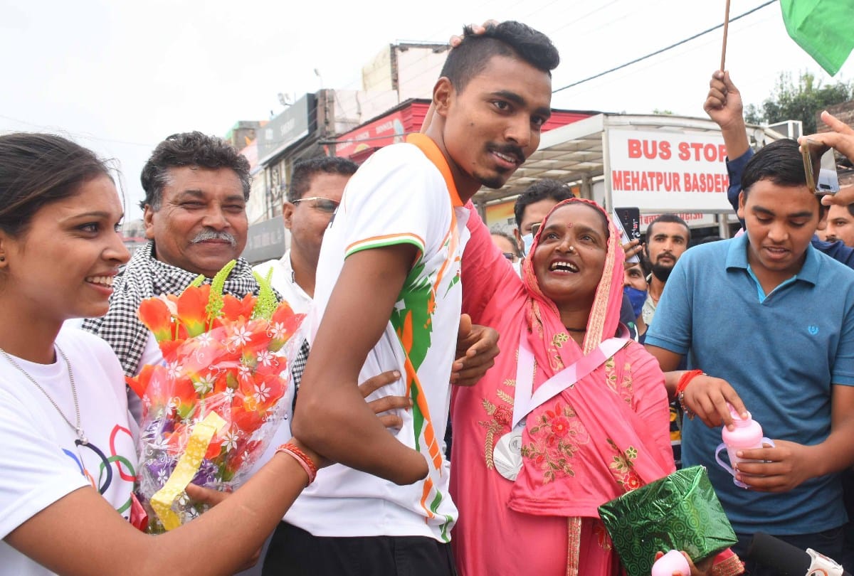 Tokyo paralympics 2020: silver medal winner Nishad kumar reached home in una amb himachal pradesh