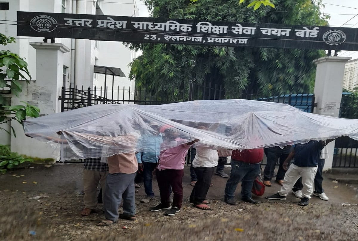 No encouragement in the rain, unemployed kept roaring for employment