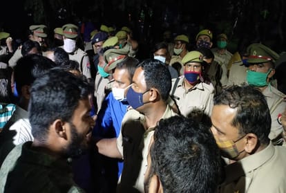 Prayagraj News :  इलाहाबाद विश्वविद्यालय में फिल्म डाक्टर जी की शूटिंग के दौरान मारपीट और हंगामा के बाद पहुंची फोर्स।