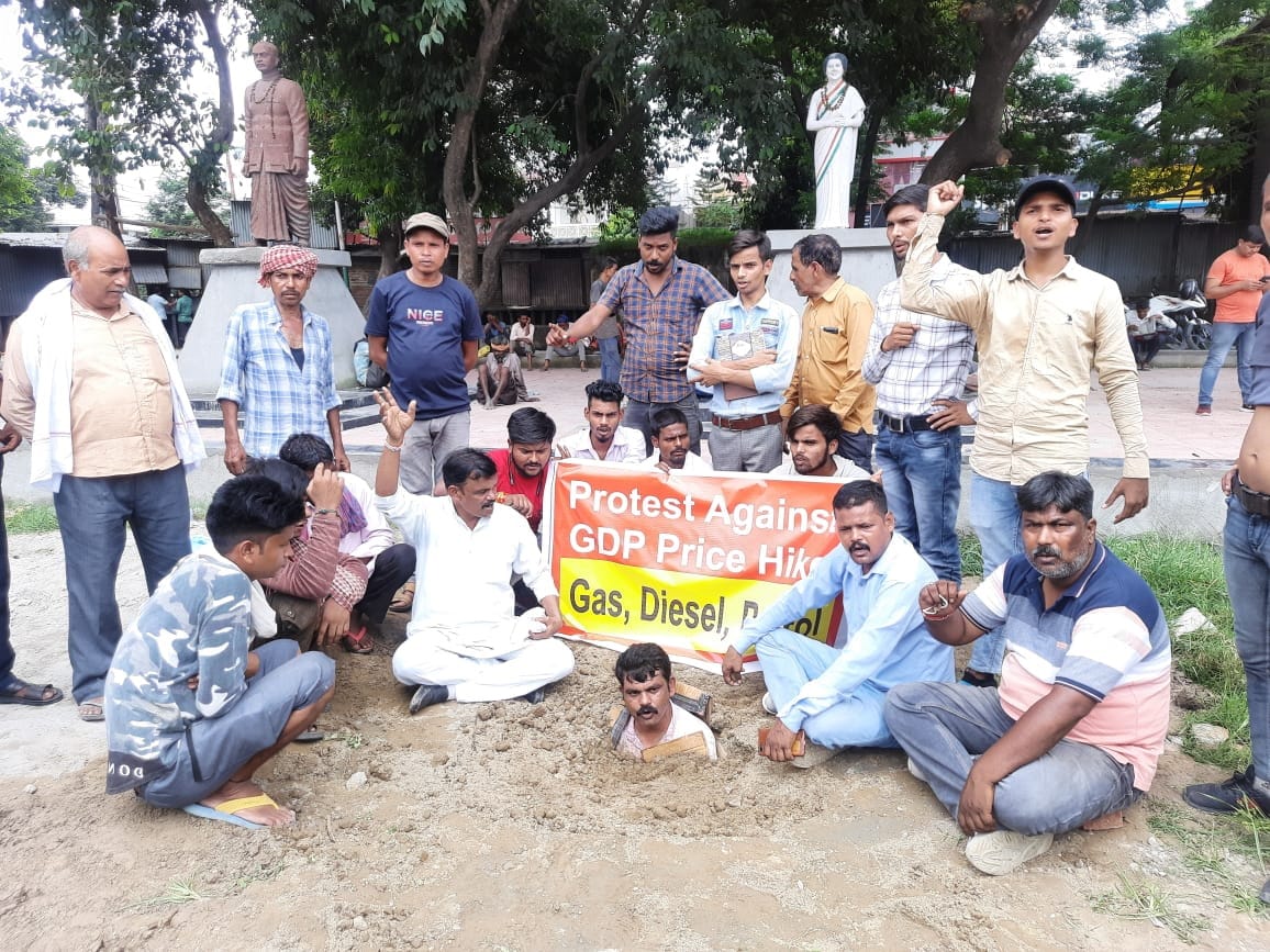 inflation in uttarakhand : congress unique protest, protester burried himself watch photos