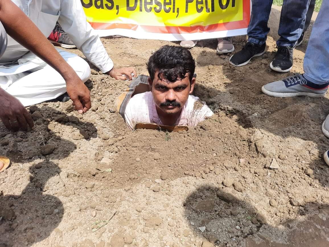 inflation in uttarakhand : congress unique protest, protester burried himself watch photos
