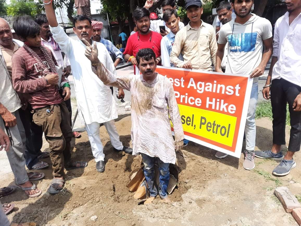 inflation in uttarakhand : congress unique protest, protester burried himself watch photos