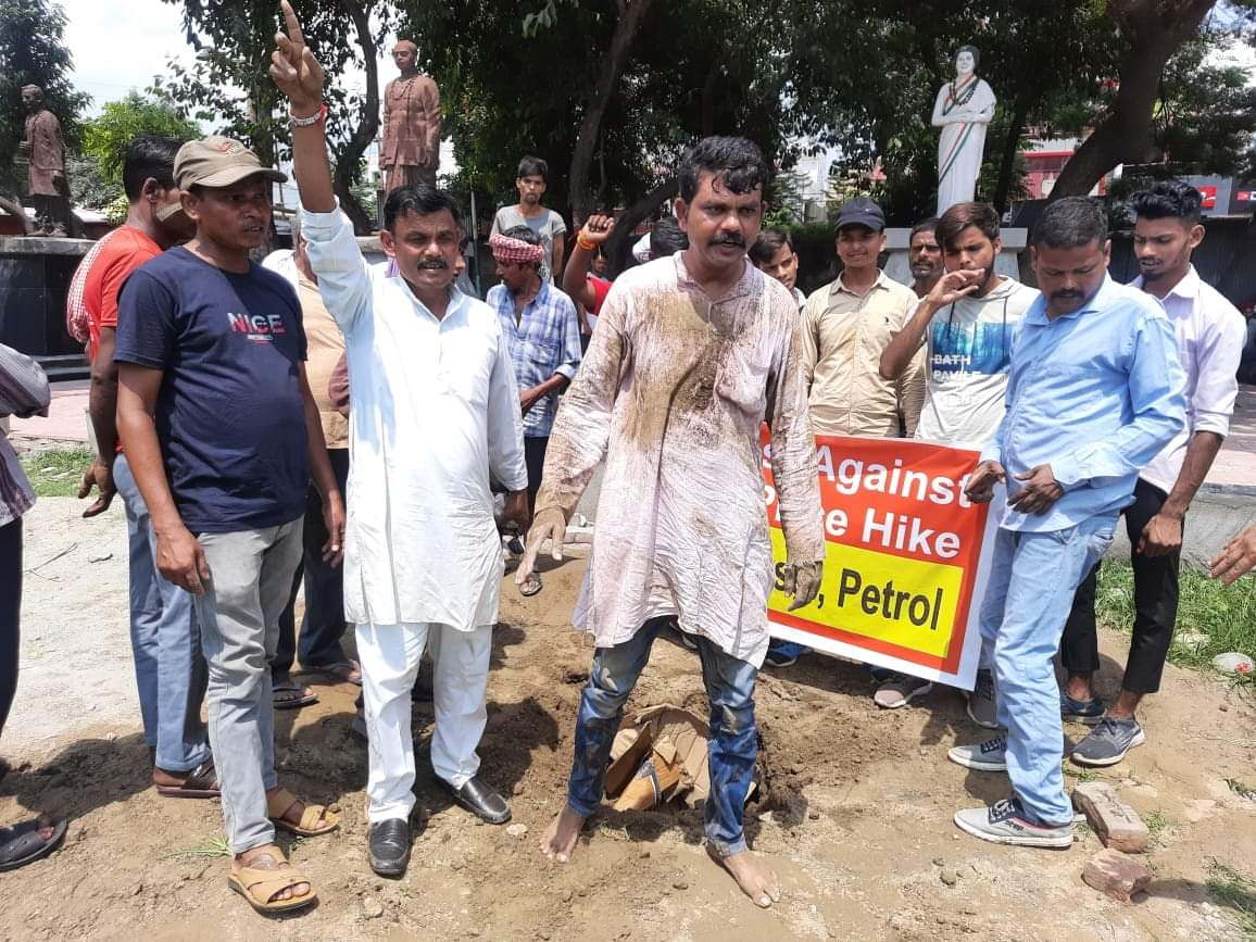 inflation in uttarakhand : congress unique protest, protester burried himself watch photos