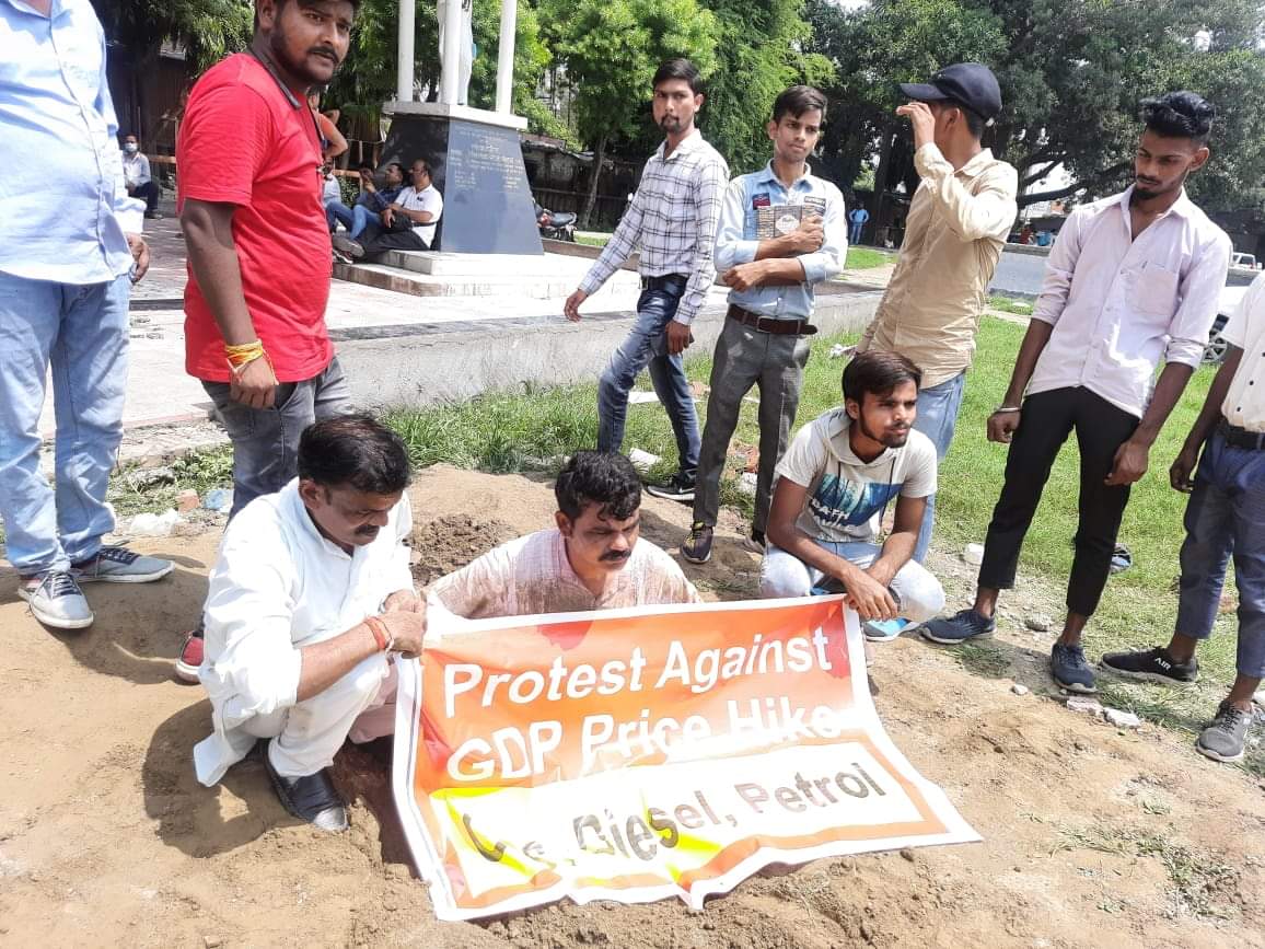 inflation in uttarakhand : congress unique protest, protester burried himself watch photos