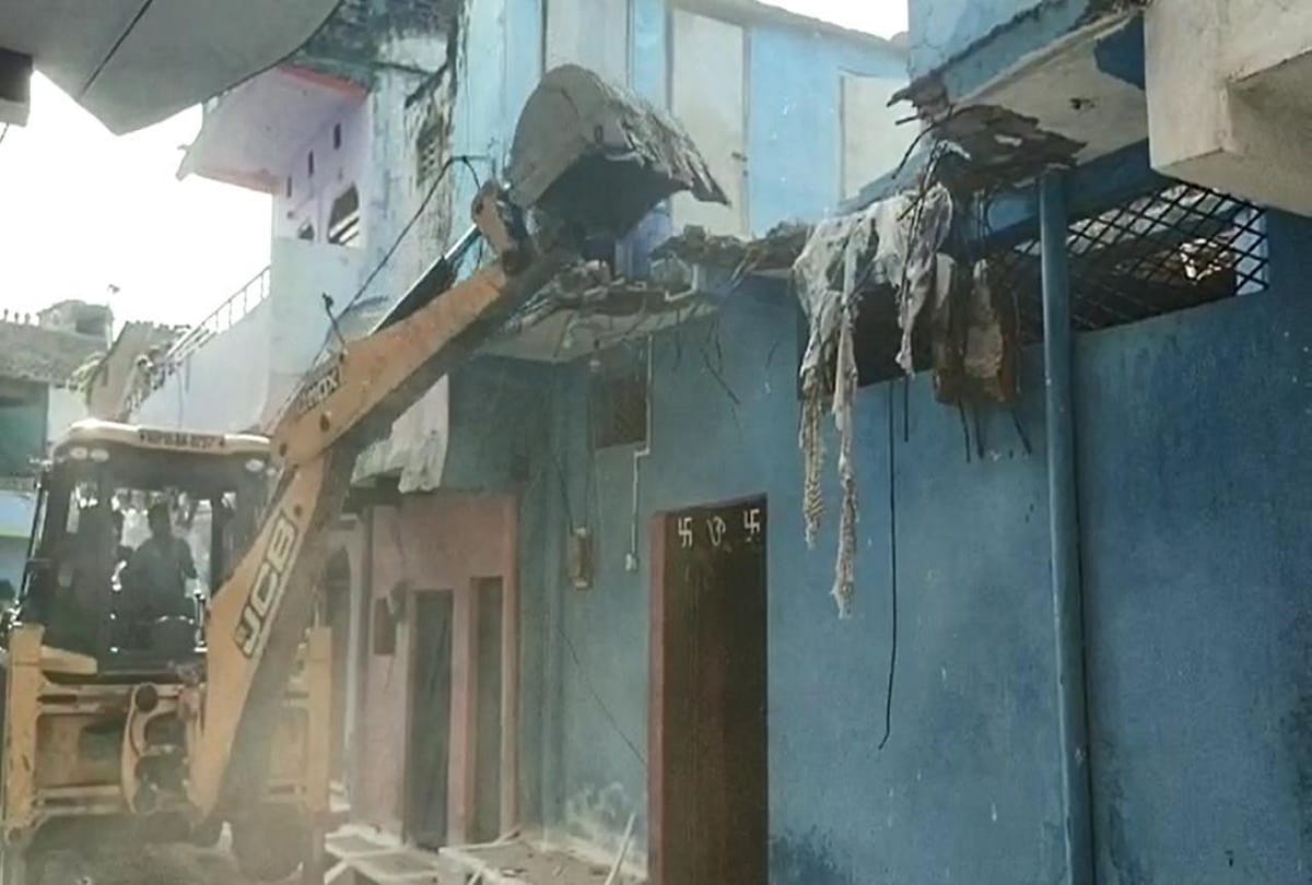 Girl shot dead in Sagar, headstrong youth absconding, police demolished the house