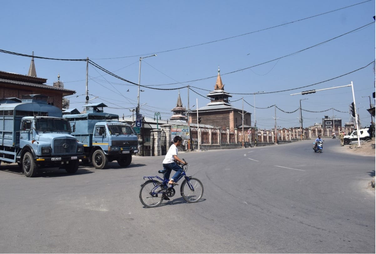 Strict restrictions communication blockade continue on second consecutive day across Kashmir valley after geelanis death