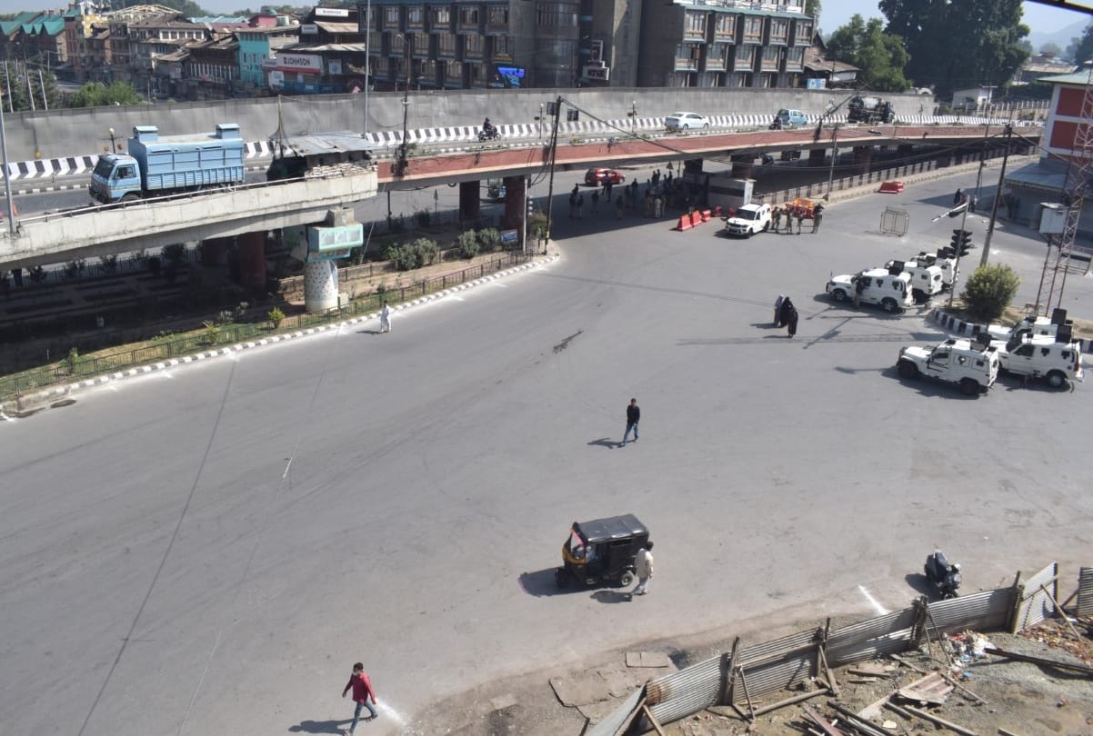 Strict restrictions communication blockade continue on second consecutive day across Kashmir valley after geelanis death