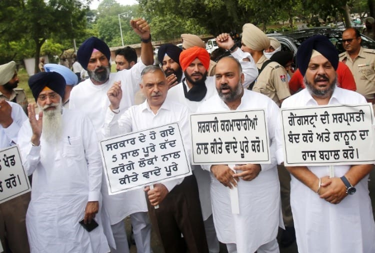 SAD MLAs protest to increasing Punjab assembly session