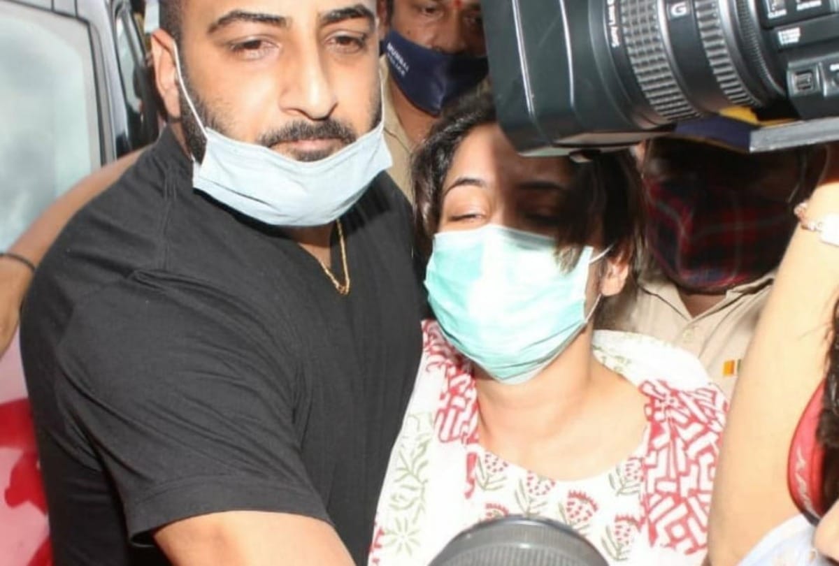 Sidharth Shukla Funeral shehnaaz gill first photo goes viral mumbai oshiwara Crematorium news and updates
