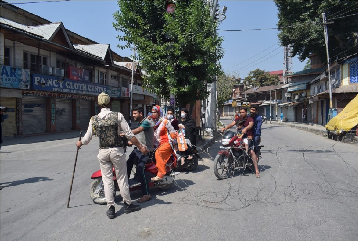 Strict restrictions communication blockade continue on second consecutive day across Kashmir valley after geelanis death