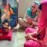 बेटे की सफलता के लिए पूजा करतीं नवदीप की मां और दादी।