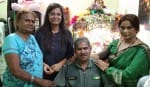 पिता के साथ खुशी का इजहार करतीं मनीषा शर्मा।