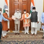 राष्ट्रपति से मिलते कॉन्फेडरेशन ऑफ एक्स पैरामिलिट्री फोर्स वेलफेयर एसोसिएशन के प्रतिनिधि