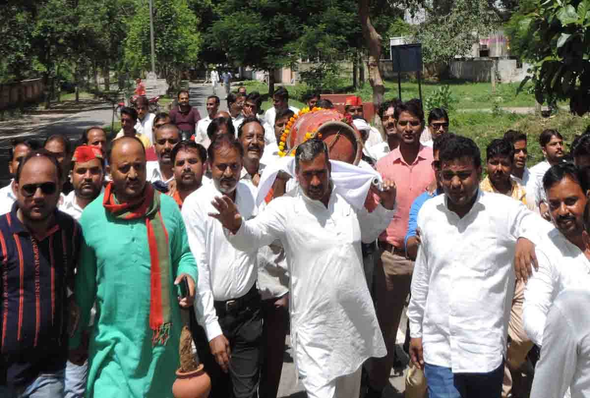 SP protest in the collectorate against inflation