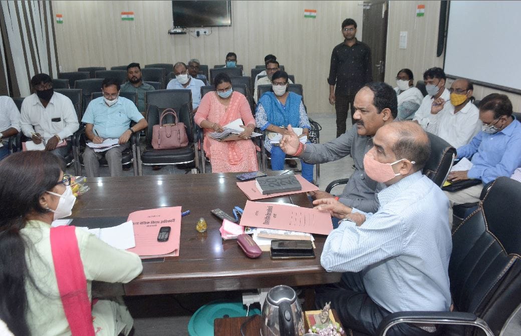 Additional project director dr sarita tiwari  inspected many govt schools in varanasi headmaster found absent