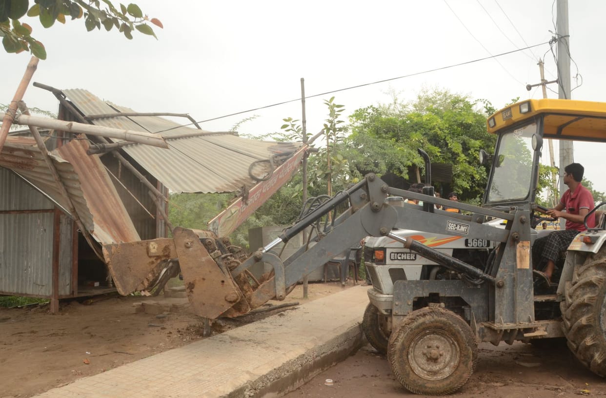 Action on encroachment: tin shed and ten wooden kiosks seized, A construction broken