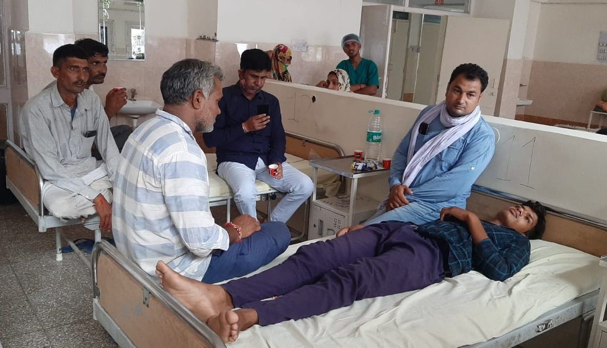 Teacher beat up student for not wearing school shoes in private school of Bawanikheda, hospitalized