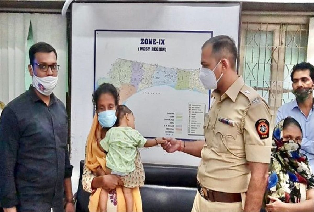 बच्चे को मां के पास सौंपती पुलिस