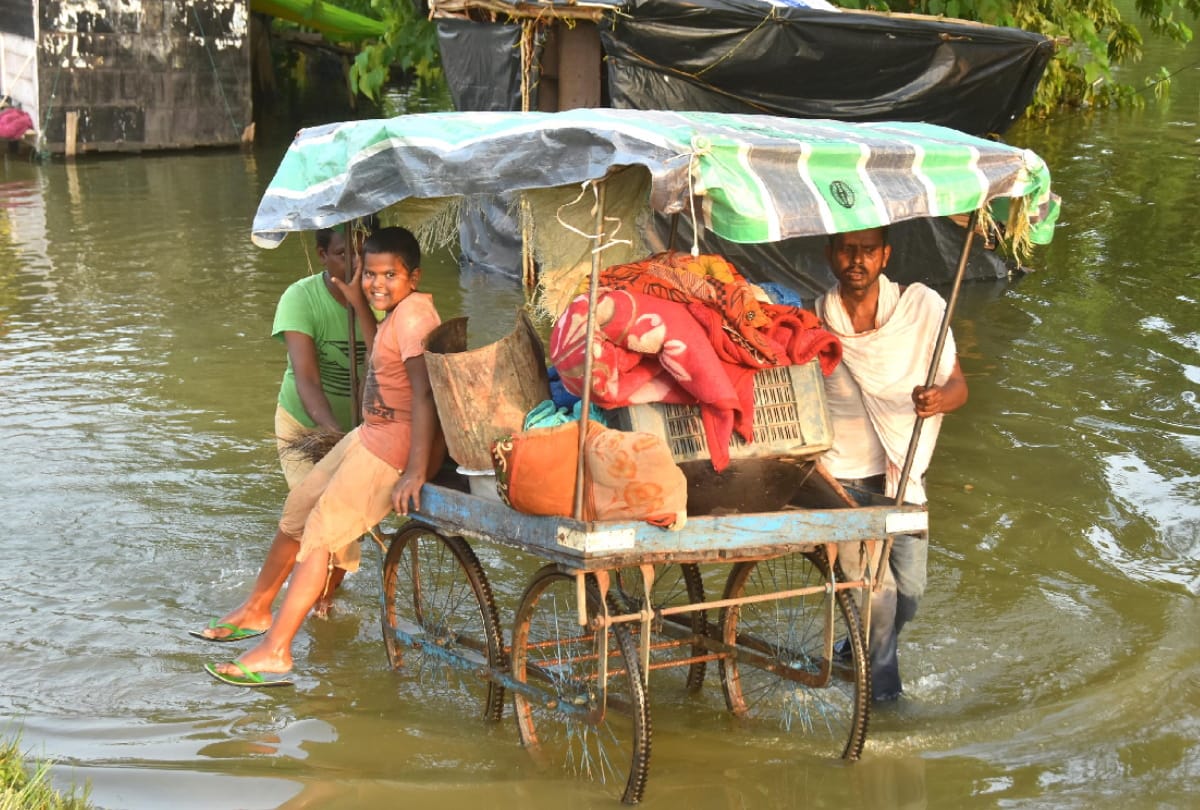 Flood of Gorakhpur water filled in many villages due to Gorra river embankment broken in two places