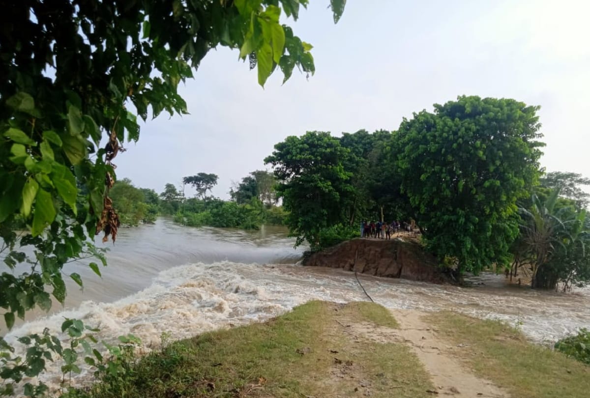 Flood of Gorakhpur water filled in many villages due to Gorra river embankment broken in two places