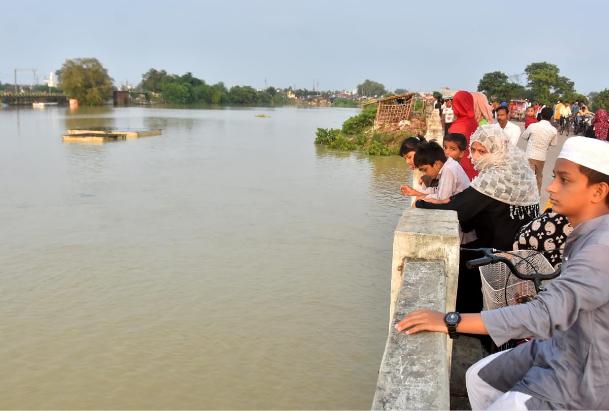 Flood of Gorakhpur water filled in many villages due to Gorra river embankment broken in two places