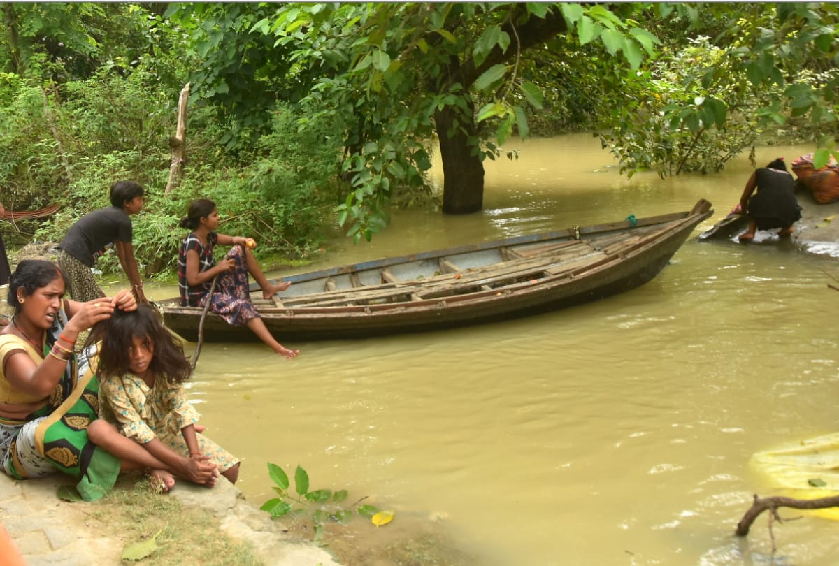 Flood water reached 15 localities of city due to rise in water level of Rapti in Gorakhpur