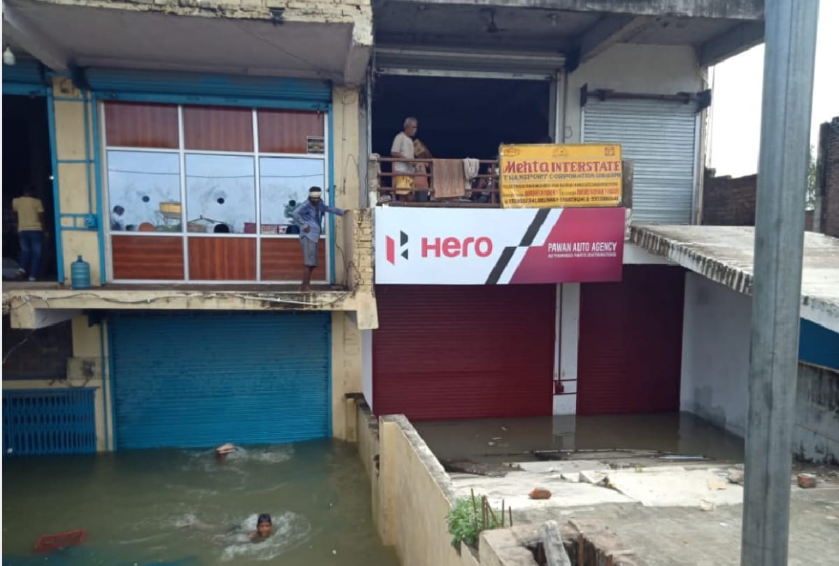 Gorakhpur Flood effect on goods worth ten crores of transporters on verge of drowning in flood waters